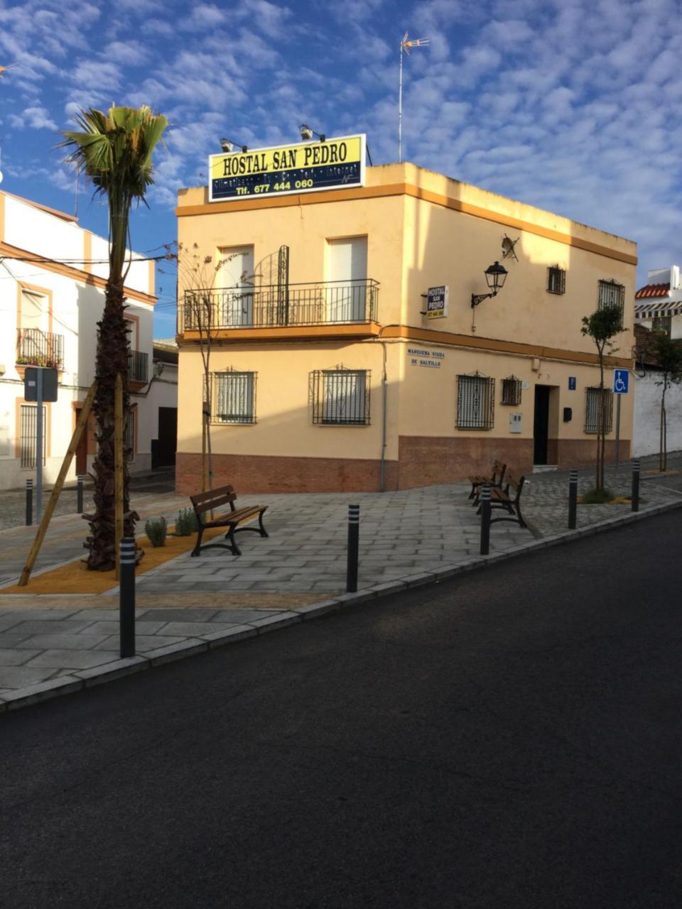 Hostal San Pedro Sanlúcar la Mayor Exterior foto